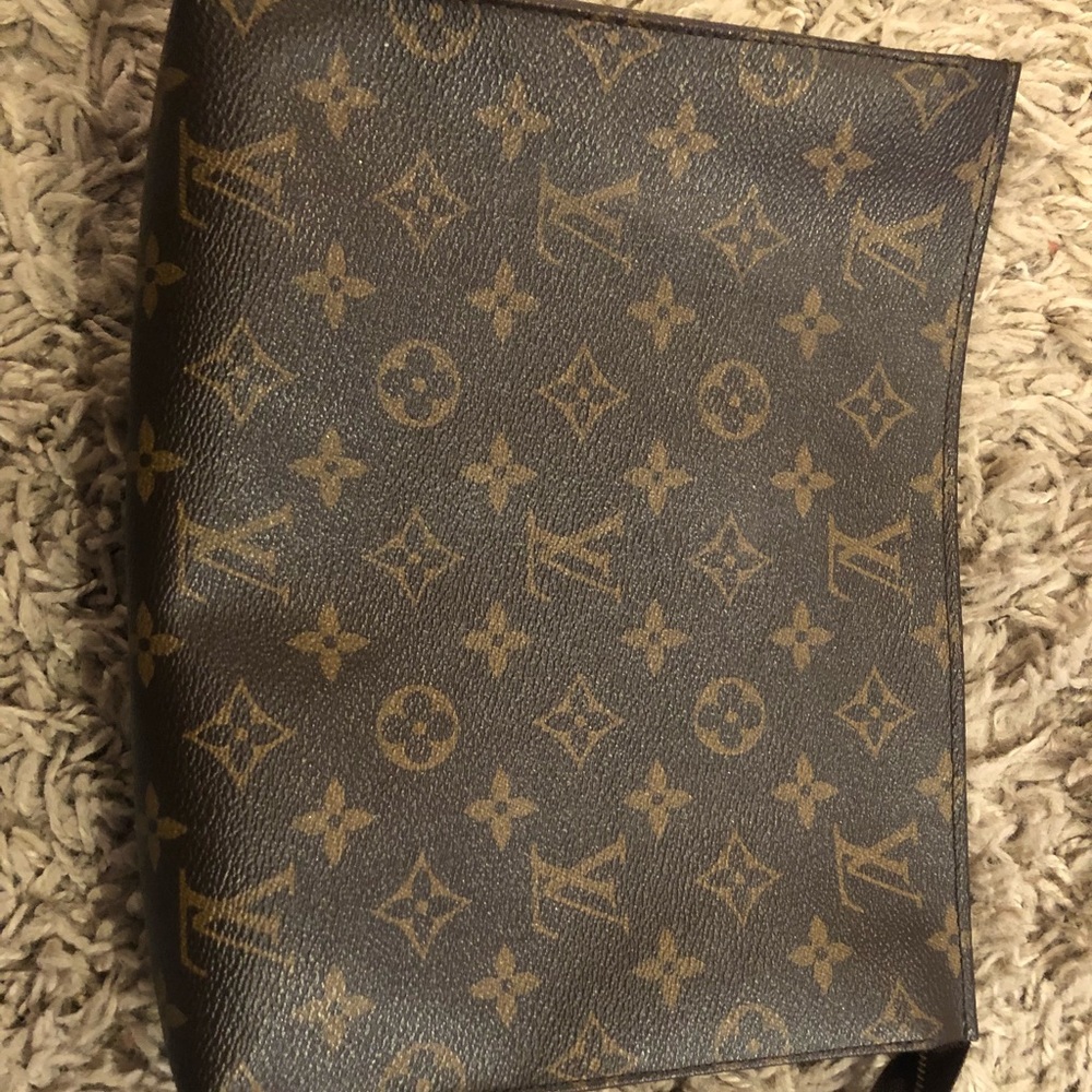AUTHENTIC LOUIS VUITTON TOILETRY 26